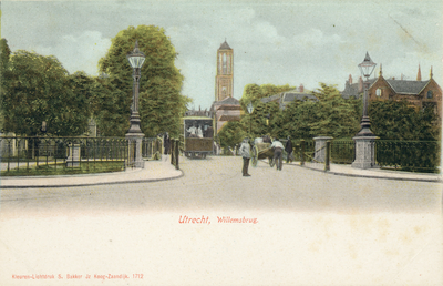 2943 Gezicht op de Willemsbrug over de Stadsbuitengracht te Utrecht met op de achtergrond de Mariaplaats, in het midden ...